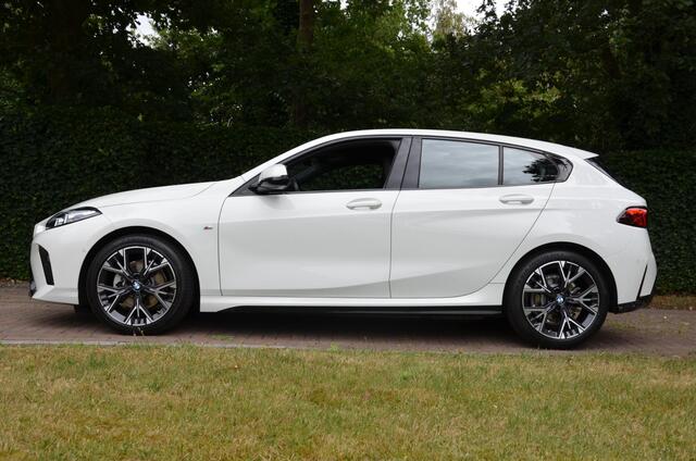 BMW 1-SERIE 120 M Sport M Aerodynamica/Led/Pdc/Ecc/Stoelverwarming/Leer/Achteruitrijcamera/Premium pack/Apple Carplay/Android Auto/HiFi System Harman Kardon
