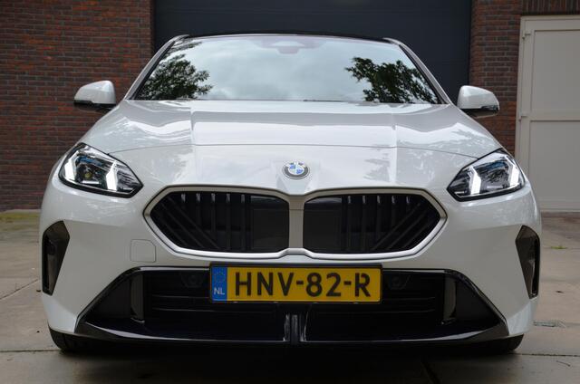 BMW 1-SERIE 120 M Sport M Aerodynamica/Led/Pdc/Ecc/Stoelverwarming/Leer/Achteruitrijcamera/Premium pack/Apple Carplay/Android Auto/HiFi System Harman Kardon