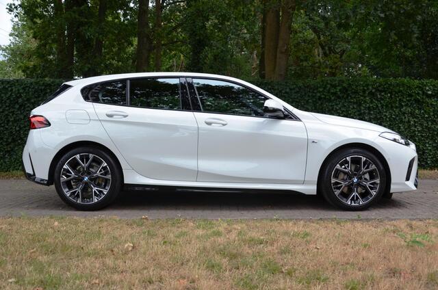 BMW 1-SERIE 120 M Sport M Aerodynamica/Led/Pdc/Ecc/Stoelverwarming/Leer/Achteruitrijcamera/Premium pack/Apple Carplay/Android Auto/HiFi System Harman Kardon