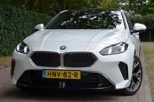 BMW 1-SERIE 120 M Sport M Aerodynamica/Led/Pdc/Ecc/Stoelverwarming/Leer/Achteruitrijcamera/Premium pack/Apple Carplay/Android Auto/HiFi System Harman Kardon