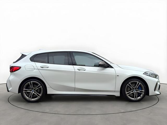 BMW 1-SERIE M135I 306PK XDrive High Executive Schaalstoelen Head-UP