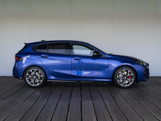 BMW 1-SERIE 120 | M Sportpakket Pro | Comfort Access | Driving Assistant Plus | M Adaptief Onderstel | Stuurwielrand verwarmd | Sportstoelen | 18 inch