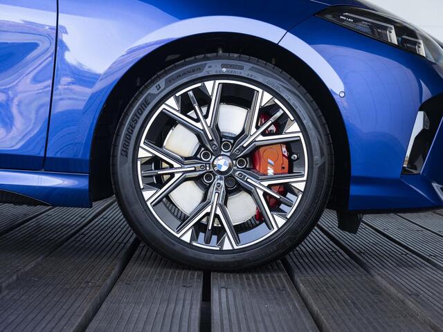 BMW 1-SERIE 120 | M Sportpakket Pro | Comfort Access | Driving Assistant Plus | M Adaptief Onderstel | Stuurwielrand verwarmd | Sportstoelen | 18 inch