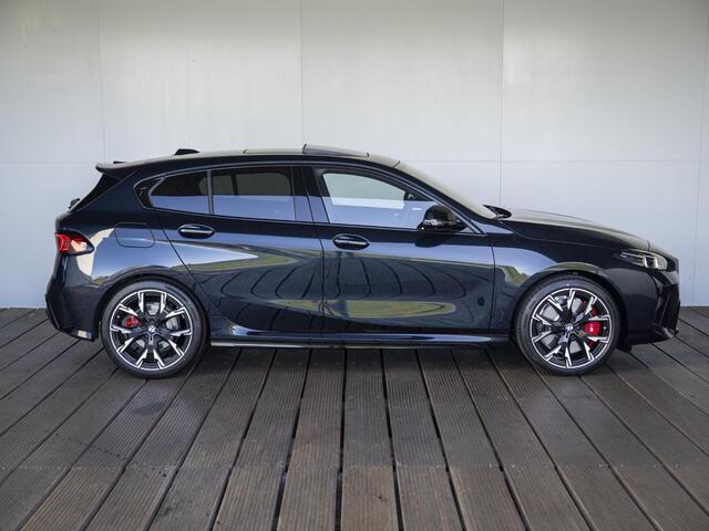 BMW 1-SERIE 120 | M Sportpakket Pro | Innovation Pack | Stuurwielrand verwarmd | Harman-Kardon | Comfort Access | Head-Up Display | Panoramadak | Trekhaak