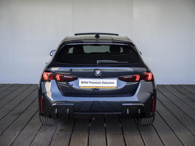 BMW 1-SERIE 120 | M Sportpakket Pro | Innovation Pack | Stuurwielrand verwarmd | Harman-Kardon | Comfort Access | Head-Up Display | Panoramadak | Trekhaak