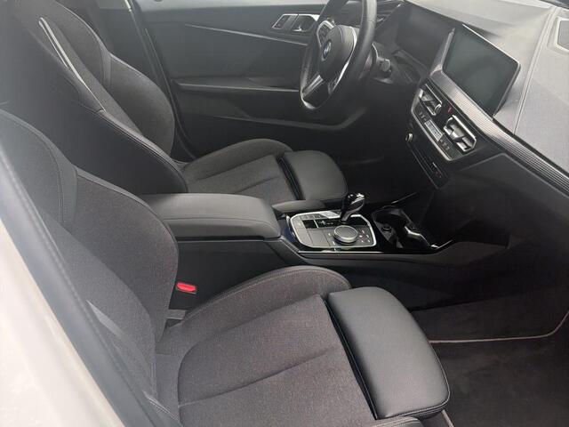 BMW 1-SERIE 118i Sport Line | HiFi | 17" | Automaat | 2 jaar BMW garantie