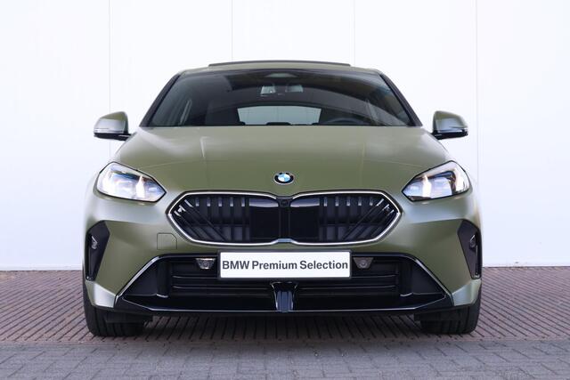 BMW 1-SERIE 120 M Sport Design Edition | Sport Pakket Pro | Panorama Dak | Driving Assistant Plus | Harman Kardon | Invidual Frozen Urban Green | Parking Assistant Plus |