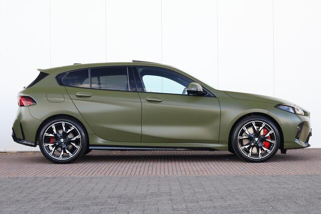 BMW 1-SERIE 120 M Sport Design Edition | Sport Pakket Pro | Panorama Dak | Driving Assistant Plus | Harman Kardon | Invidual Frozen Urban Green | Parking Assistant Plus |