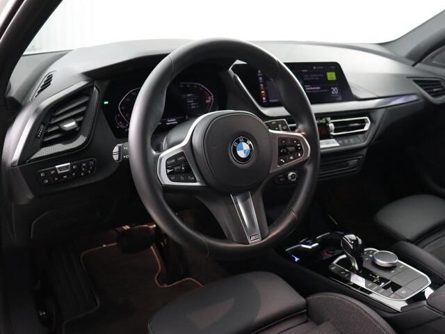 BMW 1-SERIE 118i Executive Edition (NL-Auto / Afn. trekhaak / Digitaal dashboard / Carplay / Cruise)