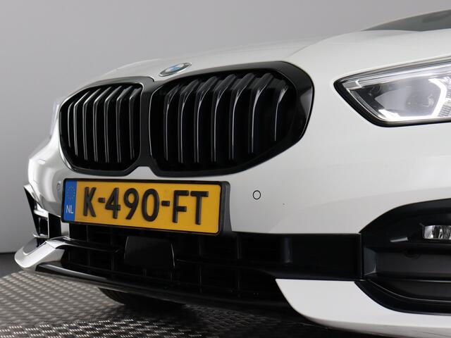 BMW 1-SERIE 118i Executive Edition (NL-Auto / Afn. trekhaak / Digitaal dashboard / Carplay / Cruise)