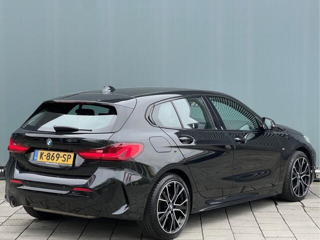 BMW 1-SERIE BWJ 2021 | 118i 136PK High Ex. AUTOMAAT | LEER | M-PAKKET | CLIMA | NAVI | SPORTSTOELEN | 18'' LMV | STOELVERW | CARPLAY |
