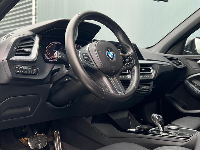 BMW 1-SERIE BWJ 2021 | 118i 136PK High Ex. AUTOMAAT | LEER | M-PAKKET | CLIMA | NAVI | SPORTSTOELEN | 18'' LMV | STOELVERW | CARPLAY |