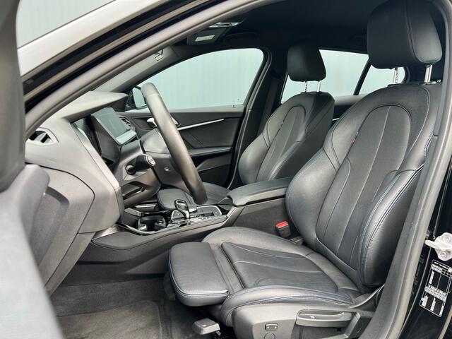 BMW 1-SERIE BWJ 2021 | 118i 136PK High Ex. AUTOMAAT | LEER | M-PAKKET | CLIMA | NAVI | SPORTSTOELEN | 18'' LMV | STOELVERW | CARPLAY |