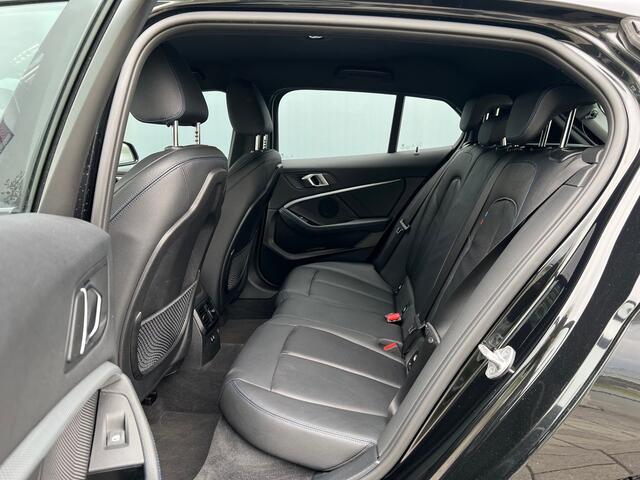 BMW 1-SERIE BWJ 2021 | 118i 136PK High Ex. AUTOMAAT | LEER | M-PAKKET | CLIMA | NAVI | SPORTSTOELEN | 18'' LMV | STOELVERW | CARPLAY |