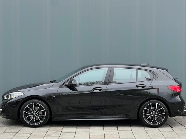 BMW 1-SERIE BWJ 2021 | 118i 136PK High Ex. AUTOMAAT | LEER | M-PAKKET | CLIMA | NAVI | SPORTSTOELEN | 18'' LMV | STOELVERW | CARPLAY |
