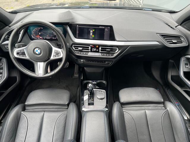 BMW 1-SERIE BWJ 2021 | 118i 136PK High Ex. AUTOMAAT | LEER | M-PAKKET | CLIMA | NAVI | SPORTSTOELEN | 18'' LMV | STOELVERW | CARPLAY |