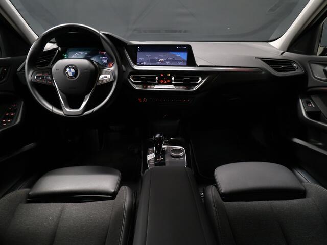 BMW 1-SERIE 118i Executive Edition [AFNEEMBARE TREKHAAK, APPLE CARPLAY, ANDROID, SPORTSTOELEN, PDC V+A, BMW LED, CRUISE, CLIMATE, NIEUWSTAAT]