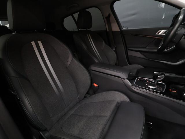 BMW 1-SERIE 118i Executive Edition [AFNEEMBARE TREKHAAK, APPLE CARPLAY, ANDROID, SPORTSTOELEN, PDC V+A, BMW LED, CRUISE, CLIMATE, NIEUWSTAAT]