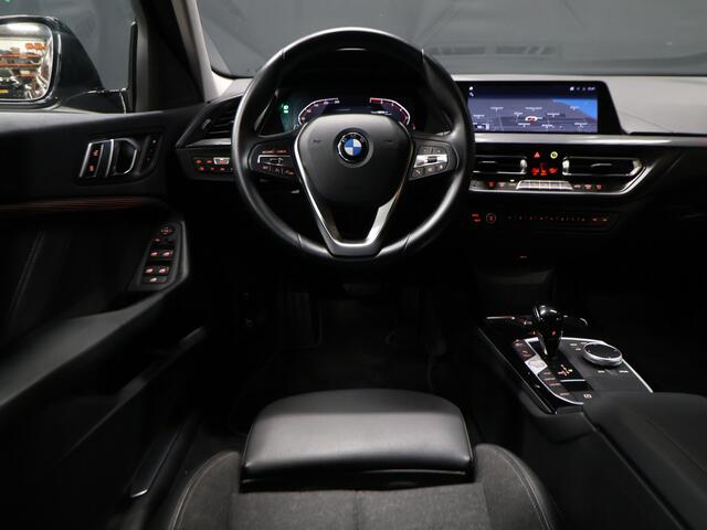 BMW 1-SERIE 118i Executive Edition [AFNEEMBARE TREKHAAK, APPLE CARPLAY, ANDROID, SPORTSTOELEN, PDC V+A, BMW LED, CRUISE, CLIMATE, NIEUWSTAAT]