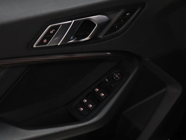BMW 1-SERIE 118i Executive Edition [AFNEEMBARE TREKHAAK, APPLE CARPLAY, ANDROID, SPORTSTOELEN, PDC V+A, BMW LED, CRUISE, CLIMATE, NIEUWSTAAT]