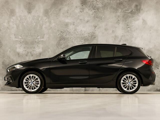 BMW 1-SERIE 118i Sport Automaat (APPLE CARPLAY, DEALER ONDERHOUDEN, GROOT NAVI, CAMERA, STUUR/STOELVERWARMING, SPORTSTOELEN, TREKHAAK, GETINT GLAS, ELEK ACHTERKLEP, NIEUWSTAAT)