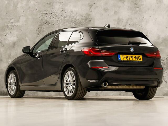 BMW 1-SERIE 118i Sport Automaat (APPLE CARPLAY, DEALER ONDERHOUDEN, GROOT NAVI, CAMERA, STUUR/STOELVERWARMING, SPORTSTOELEN, TREKHAAK, GETINT GLAS, ELEK ACHTERKLEP, NIEUWSTAAT)