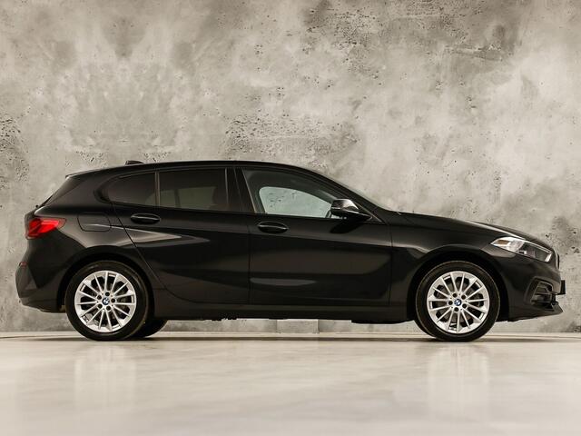 BMW 1-SERIE 118i Sport Automaat (APPLE CARPLAY, DEALER ONDERHOUDEN, GROOT NAVI, CAMERA, STUUR/STOELVERWARMING, SPORTSTOELEN, TREKHAAK, GETINT GLAS, ELEK ACHTERKLEP, NIEUWSTAAT)