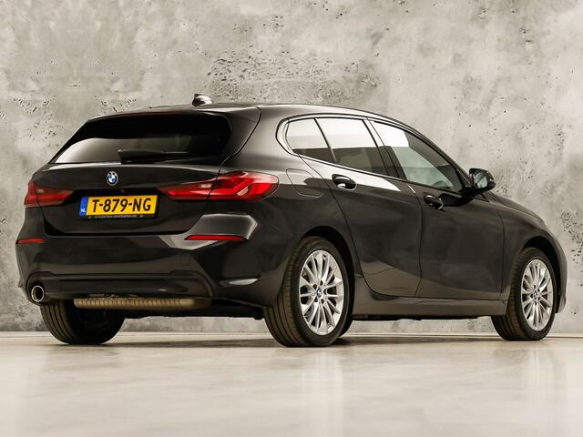 BMW 1-SERIE 118i Sport Automaat (APPLE CARPLAY, DEALER ONDERHOUDEN, GROOT NAVI, CAMERA, STUUR/STOELVERWARMING, SPORTSTOELEN, TREKHAAK, GETINT GLAS, ELEK ACHTERKLEP, NIEUWSTAAT)
