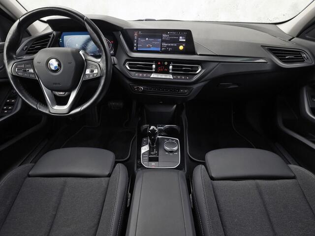 BMW 1-SERIE 118i Sport Automaat (APPLE CARPLAY, DEALER ONDERHOUDEN, GROOT NAVI, CAMERA, STUUR/STOELVERWARMING, SPORTSTOELEN, TREKHAAK, GETINT GLAS, ELEK ACHTERKLEP, NIEUWSTAAT)