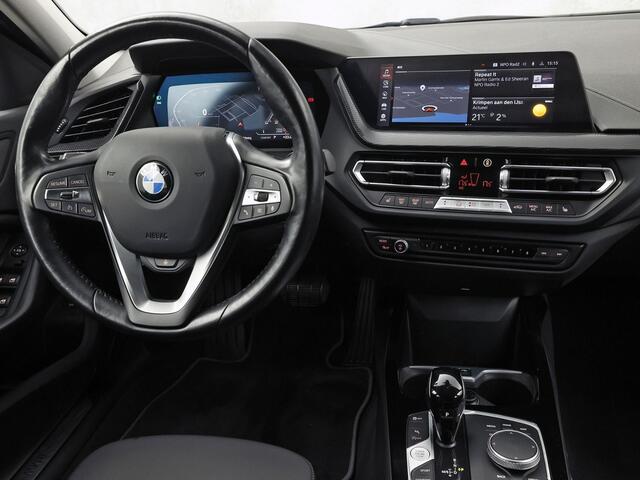 BMW 1-SERIE 118i Sport Automaat (APPLE CARPLAY, DEALER ONDERHOUDEN, GROOT NAVI, CAMERA, STUUR/STOELVERWARMING, SPORTSTOELEN, TREKHAAK, GETINT GLAS, ELEK ACHTERKLEP, NIEUWSTAAT)