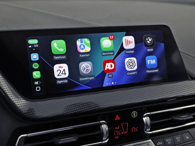 BMW 1-SERIE 118i Sport Automaat (APPLE CARPLAY, DEALER ONDERHOUDEN, GROOT NAVI, CAMERA, STUUR/STOELVERWARMING, SPORTSTOELEN, TREKHAAK, GETINT GLAS, ELEK ACHTERKLEP, NIEUWSTAAT)