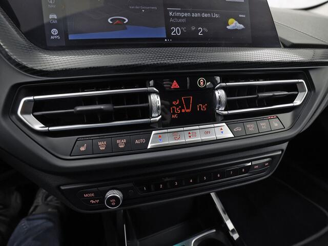 BMW 1-SERIE 118i Sport Automaat (APPLE CARPLAY, DEALER ONDERHOUDEN, GROOT NAVI, CAMERA, STUUR/STOELVERWARMING, SPORTSTOELEN, TREKHAAK, GETINT GLAS, ELEK ACHTERKLEP, NIEUWSTAAT)