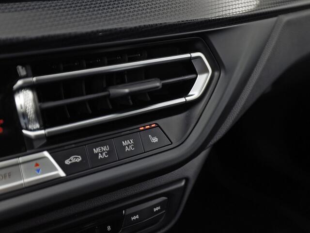 BMW 1-SERIE 118i Sport Automaat (APPLE CARPLAY, DEALER ONDERHOUDEN, GROOT NAVI, CAMERA, STUUR/STOELVERWARMING, SPORTSTOELEN, TREKHAAK, GETINT GLAS, ELEK ACHTERKLEP, NIEUWSTAAT)