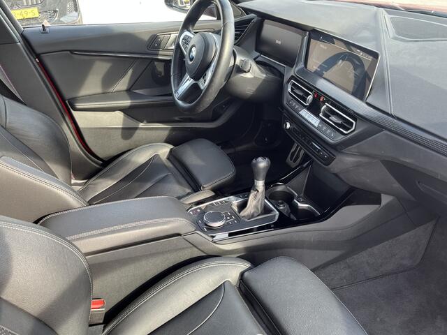 BMW 1-SERIE 118i M-Sport Pro | Handgeschakeld | Panorama | 19" | Leder