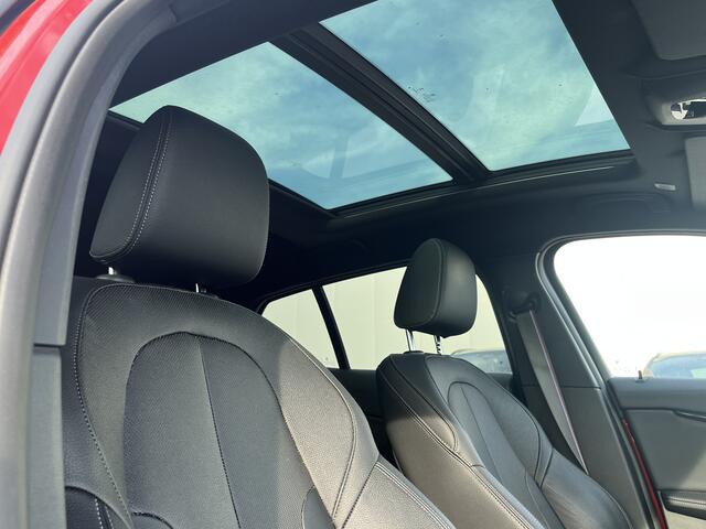 BMW 1-SERIE 118i M-Sport Pro | Handgeschakeld | Panorama | 19" | Leder