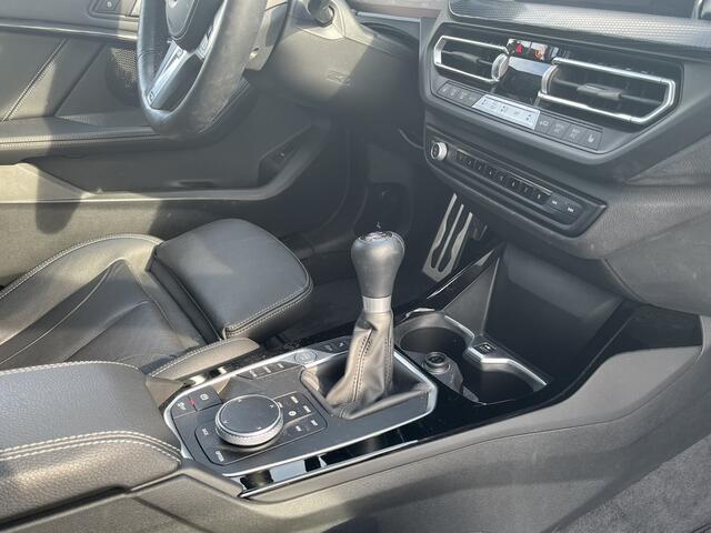 BMW 1-SERIE 118i M-Sport Pro | Handgeschakeld | Panorama | 19" | Leder