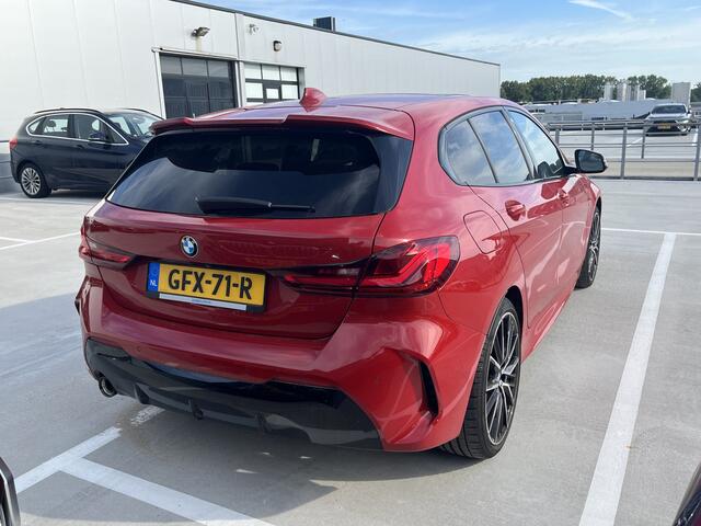 BMW 1-SERIE 118i M-Sport Pro | Handgeschakeld | Panorama | 19" | Leder