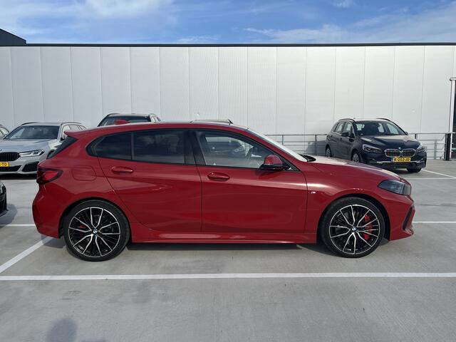 BMW 1-SERIE 118i M-Sport Pro | Handgeschakeld | Panorama | 19" | Leder