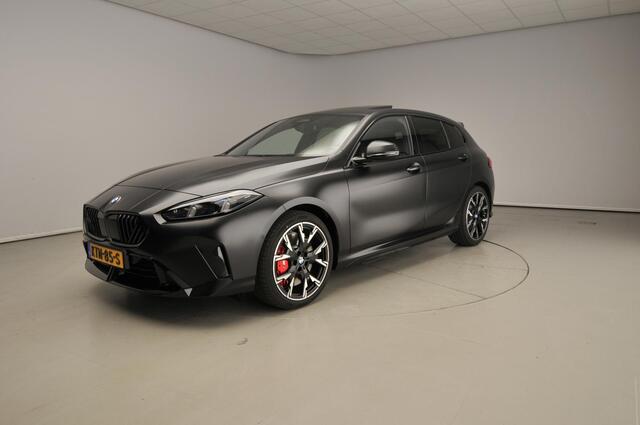 BMW 1-SERIE 120 M Sportpakket Pro / Premium Pack / Panoramadak / Harman-Kardon / Camera / Getint glas / Alu wielen 19 inch