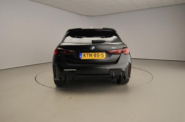 BMW 1-SERIE 120 M Sportpakket Pro / Premium Pack / Panoramadak / Harman-Kardon / Camera / Getint glas / Alu wielen 19 inch