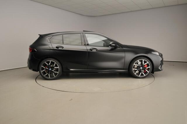 BMW 1-SERIE 120 M Sportpakket Pro / Premium Pack / Panoramadak / Harman-Kardon / Camera / Getint glas / Alu wielen 19 inch