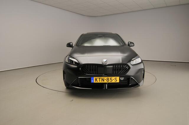 BMW 1-SERIE 120 M Sportpakket Pro / Premium Pack / Panoramadak / Harman-Kardon / Camera / Getint glas / Alu wielen 19 inch