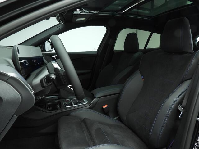 BMW 1-SERIE 120 M Sportpakket Pro / Premium Pack / Panoramadak / Harman-Kardon / Camera / Getint glas / Alu wielen 19 inch