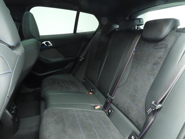 BMW 1-SERIE 120 M Sportpakket Pro / Premium Pack / Panoramadak / Harman-Kardon / Camera / Getint glas / Alu wielen 19 inch