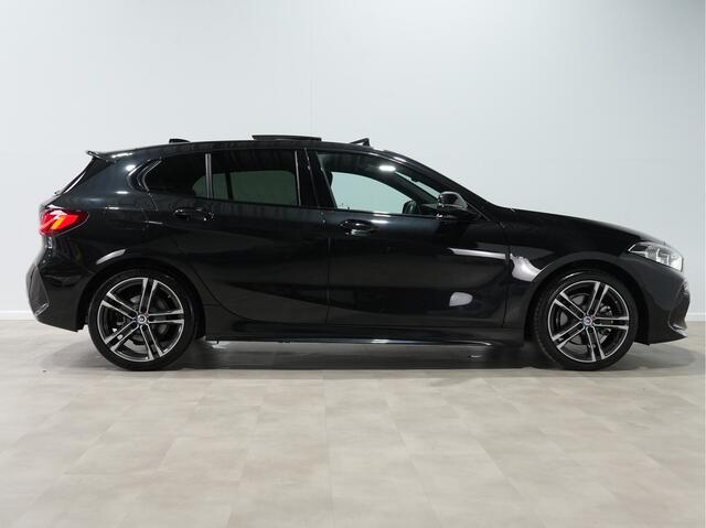 BMW 1-SERIE 118i Executive 50 Jahre Editie M Sport Panoramadak 300