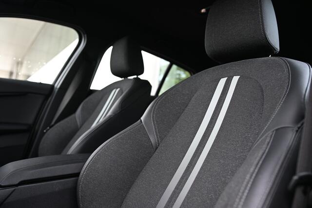 BMW 1-SERIE 118i Executive Sport Line Automaat / Sportstoelen / Cruise Control / LED / Multifunctioneel stuurwiel