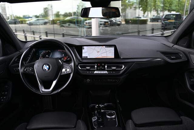 BMW 1-SERIE 118i Executive Sport Line Automaat / Sportstoelen / Cruise Control / LED / Multifunctioneel stuurwiel