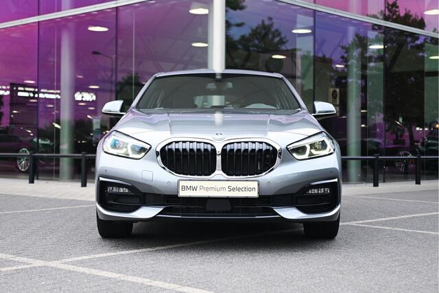 BMW 1-SERIE 118i Executive Sport Line Automaat / Sportstoelen / Cruise Control / LED / Multifunctioneel stuurwiel