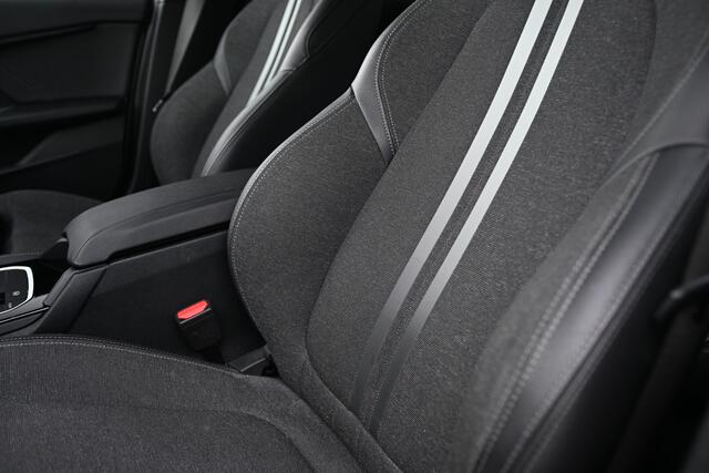 BMW 1-SERIE 118i Executive Sport Line Automaat / Sportstoelen / Cruise Control / LED / Multifunctioneel stuurwiel