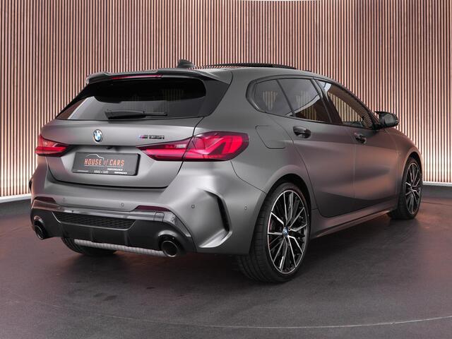 BMW 1-SERIE M135i 306pk xDrive |M-sportpakket pro|pano|Harman&Kardon|head-up|Apple Carplay|parkeercamra|stoel & stuurwiel verwarming|19" LMV|